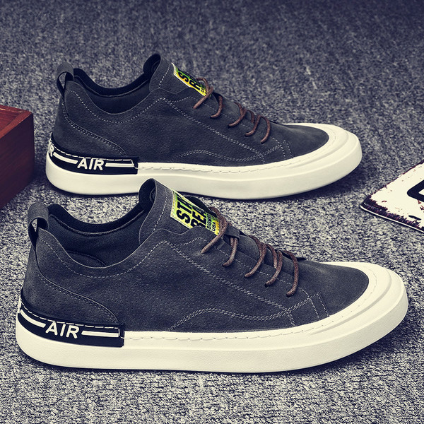 Férfi alkalmi tornacipő nyakkendővel és feliratokkal