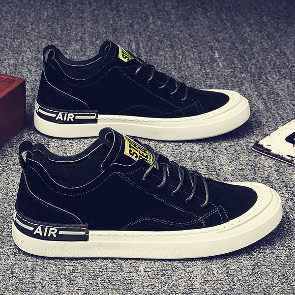 Férfi alkalmi tornacipő nyakkendővel és feliratokkal