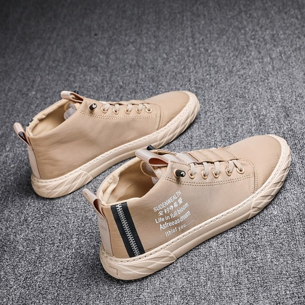 Alkalmi férfi tornacipő lapos talppal és feliratokkal