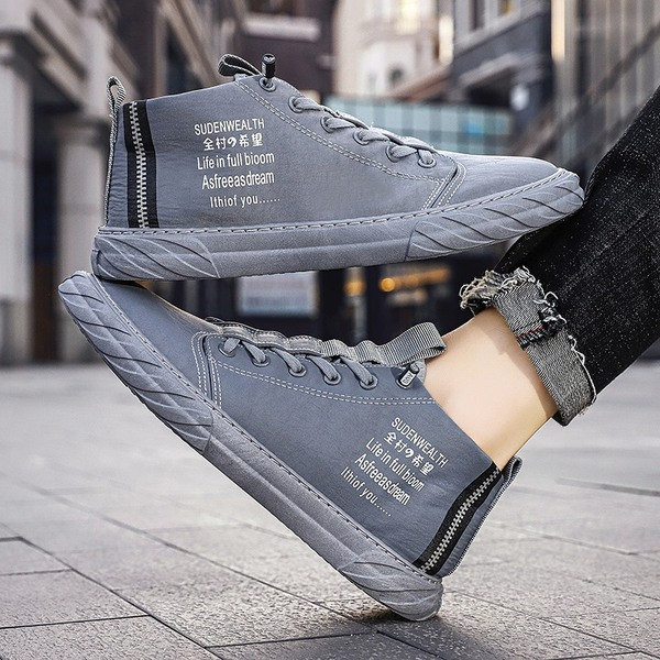 Alkalmi férfi tornacipő lapos talppal és feliratokkal