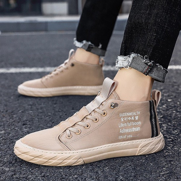 Alkalmi férfi tornacipő lapos talppal és feliratokkal