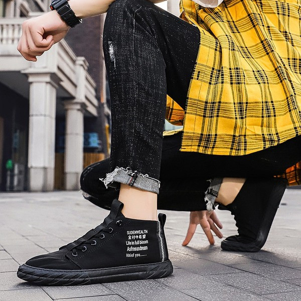 Alkalmi férfi tornacipő lapos talppal és feliratokkal