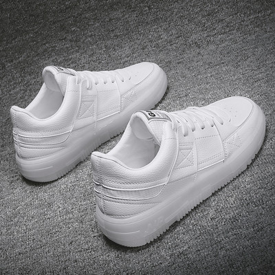 Modern férfi tornacipő fehér színben