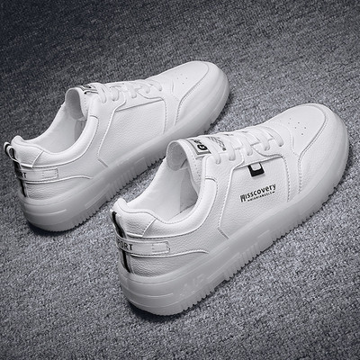 Modern férfi tornacipő fehér színben