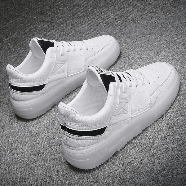 Modern férfi tornacipő fehér színben