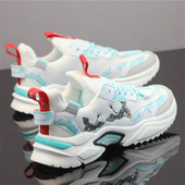 Meeste hingavad tossud tikandite ja paeltega