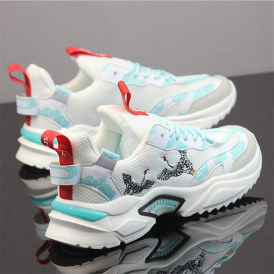 Meeste hingavad tossud tikandite ja paeltega