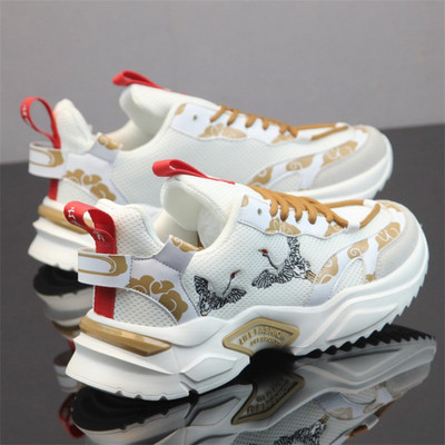 Meeste hingavad tossud tikandite ja paeltega