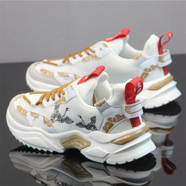 Meeste hingavad tossud tikandite ja paeltega