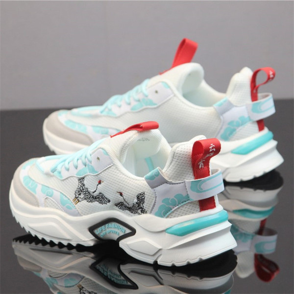 Meeste hingavad tossud tikandite ja paeltega