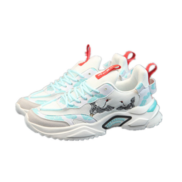 Meeste hingavad tossud tikandite ja paeltega