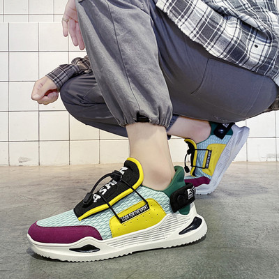 Férfi tornacipő új modellje magas talppal és felirattal