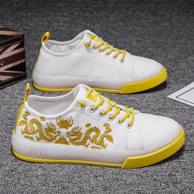 Moodsad meeste tossud lameda talla ja tikandiga