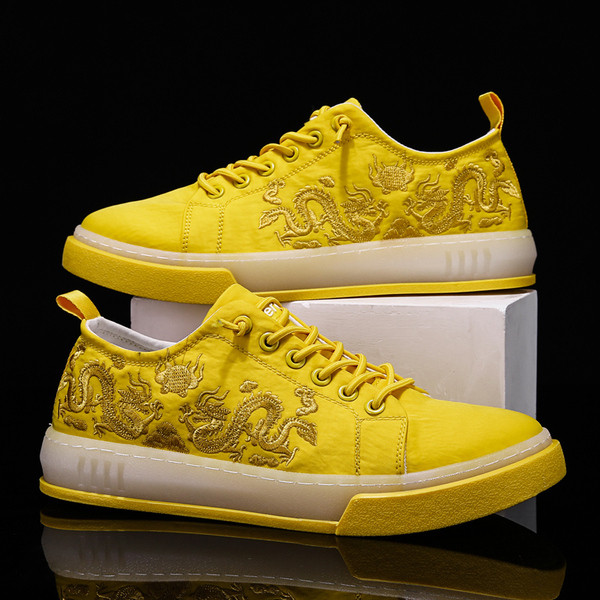 Moodsad meeste tossud lameda talla ja tikandiga