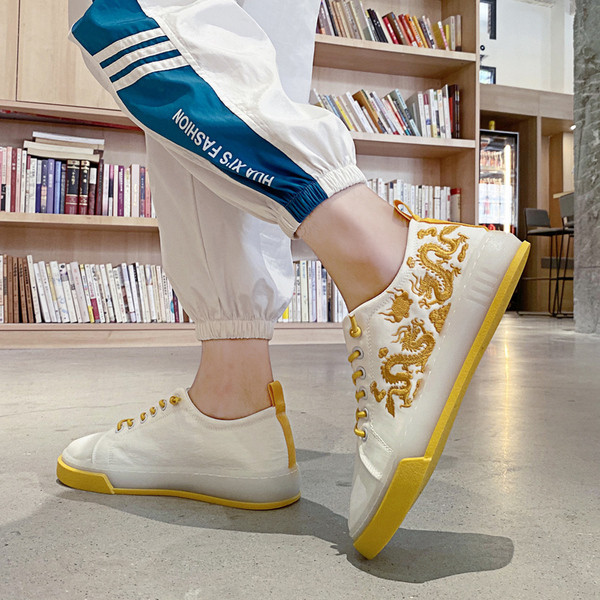 Moodsad meeste tossud lameda talla ja tikandiga