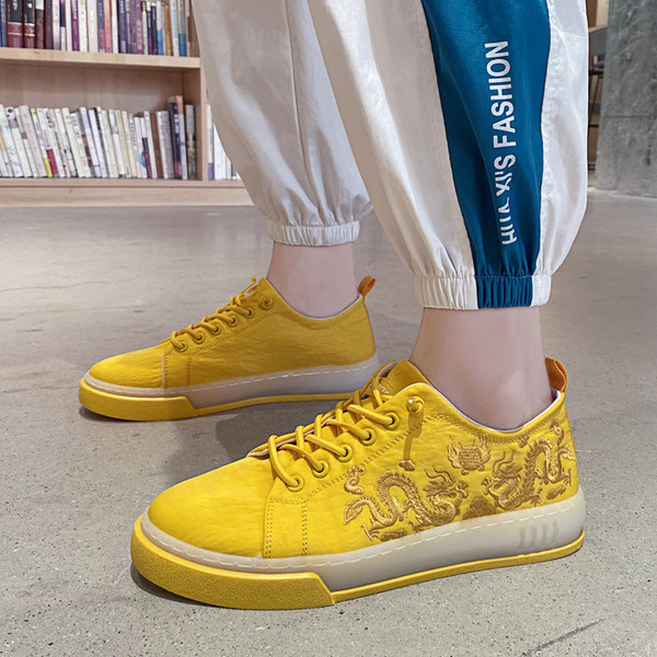 Moodsad meeste tossud lameda talla ja tikandiga