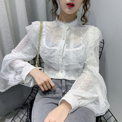 Praegune kõrge krae ja laiade varrukatega naiste särk