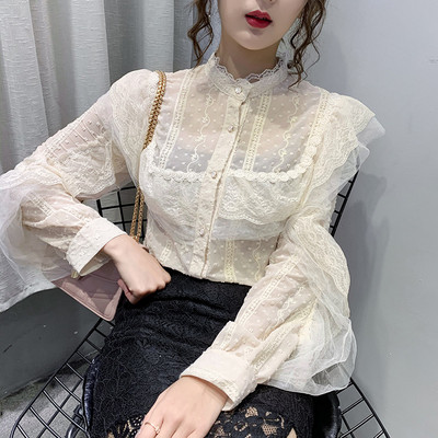 Praegune kõrge krae ja laiade varrukatega naiste särk