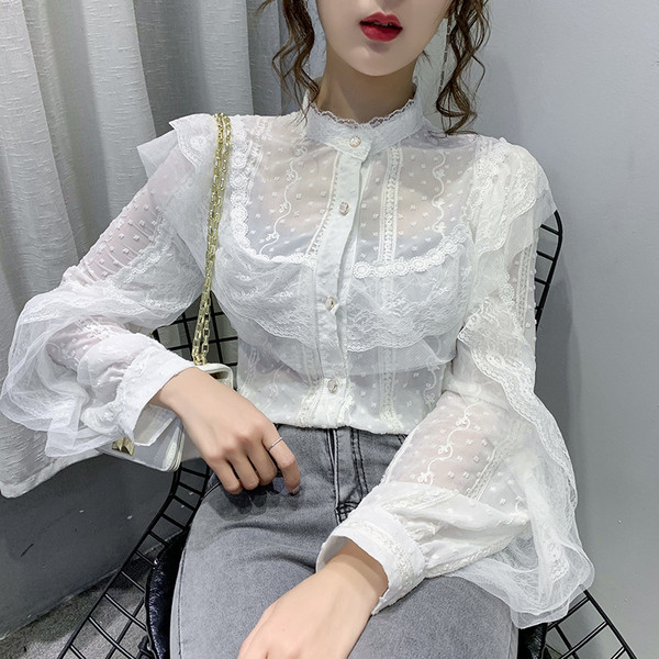 Praegune kõrge krae ja laiade varrukatega naiste särk