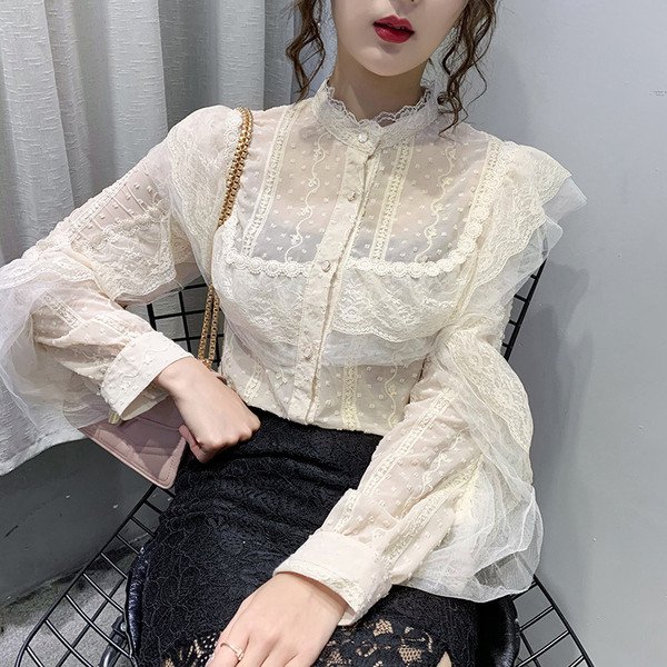 Praegune kõrge krae ja laiade varrukatega naiste särk