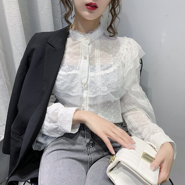 Praegune kõrge krae ja laiade varrukatega naiste särk