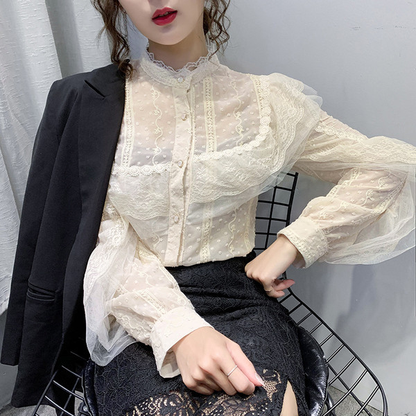 Praegune kõrge krae ja laiade varrukatega naiste särk