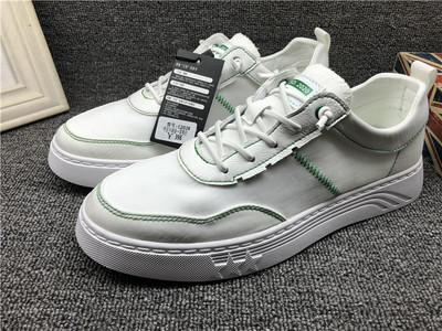 Nahast valged tossud tavaline mudel