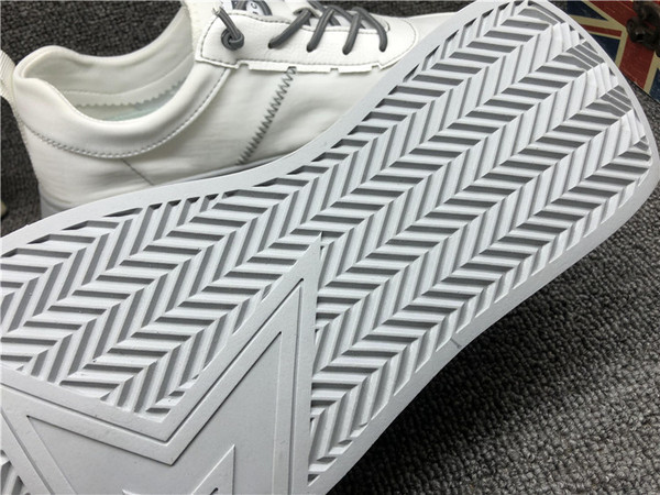 Nahast valged tossud tavaline mudel