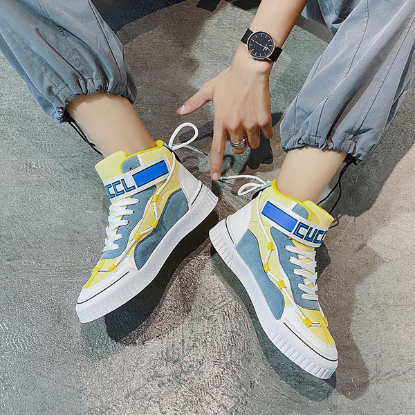 Kleebiste ja lipsudega meeste tossud