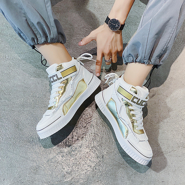 Kleebiste ja lipsudega meeste tossud