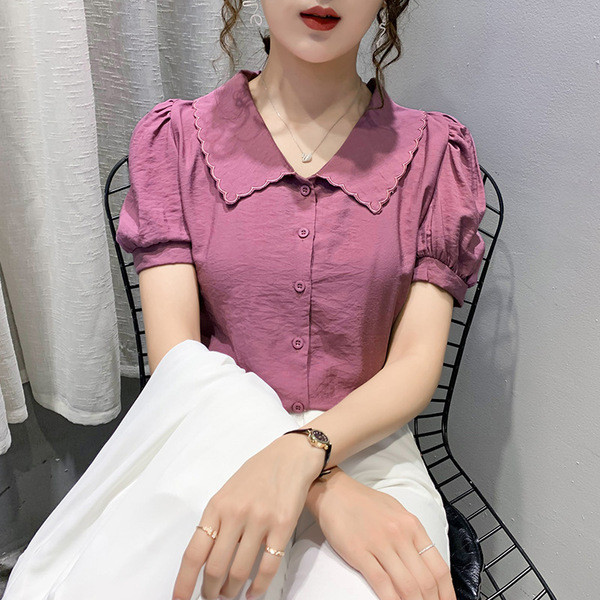 Praegune lühikeste varrukate ja klassikalise kraega naiste särk