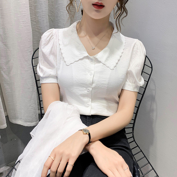 Praegune lühikeste varrukate ja klassikalise kraega naiste särk