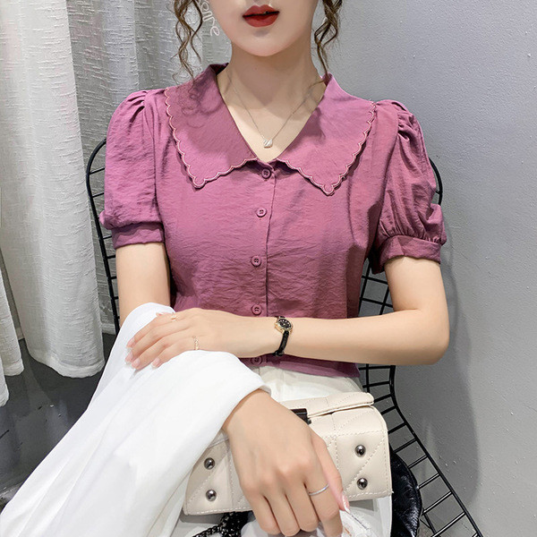 Praegune lühikeste varrukate ja klassikalise kraega naiste särk