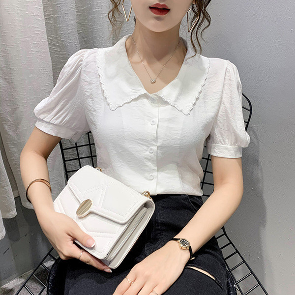 Praegune lühikeste varrukate ja klassikalise kraega naiste särk