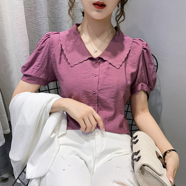 Praegune lühikeste varrukate ja klassikalise kraega naiste särk