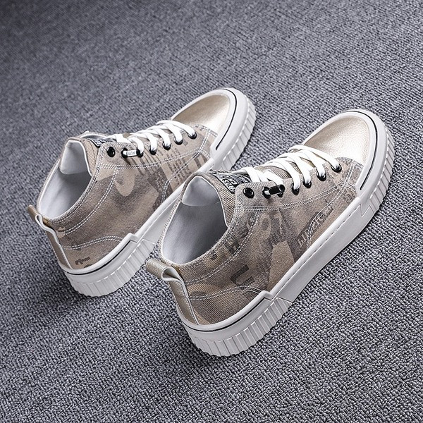 Kõrged trükiga meeste tossud