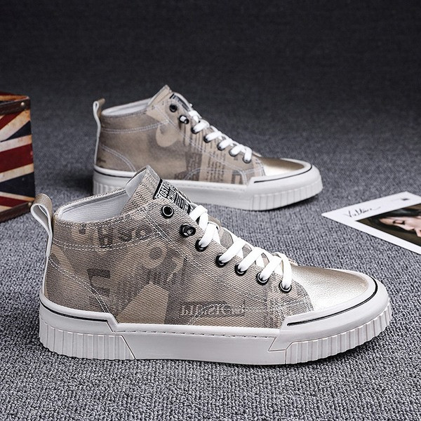 Kõrged trükiga meeste tossud