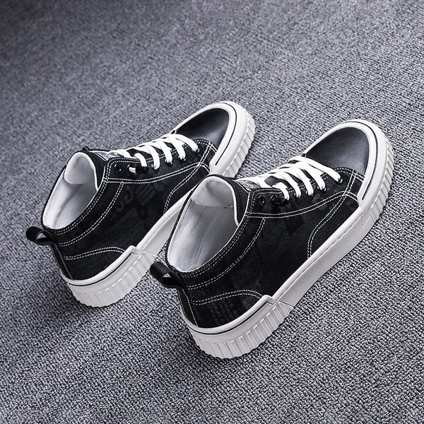 Kõrged trükiga meeste tossud