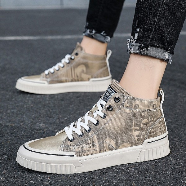 Kõrged trükiga meeste tossud