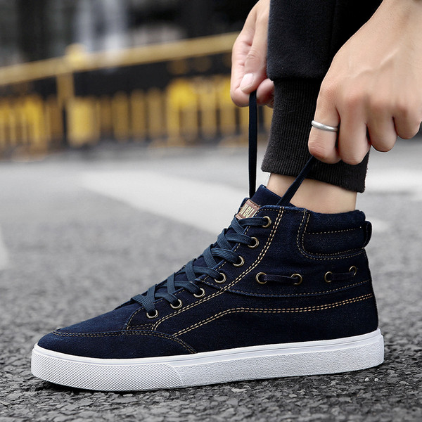 Uus paelte ja lameda tallaga meeste kõrgete tossude mudel