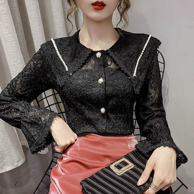 Praegune naiste pitssärk ovaalse kaelusega