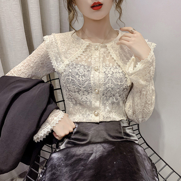 Praegune naiste pitssärk ovaalse kaelusega