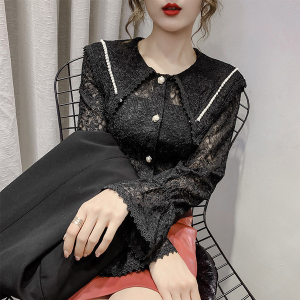 Praegune naiste pitssärk ovaalse kaelusega