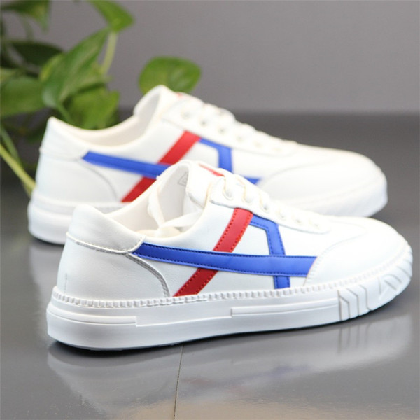 Öko-nahast valmistatud meeste vabaaja tossud lameda talla ja paeltega