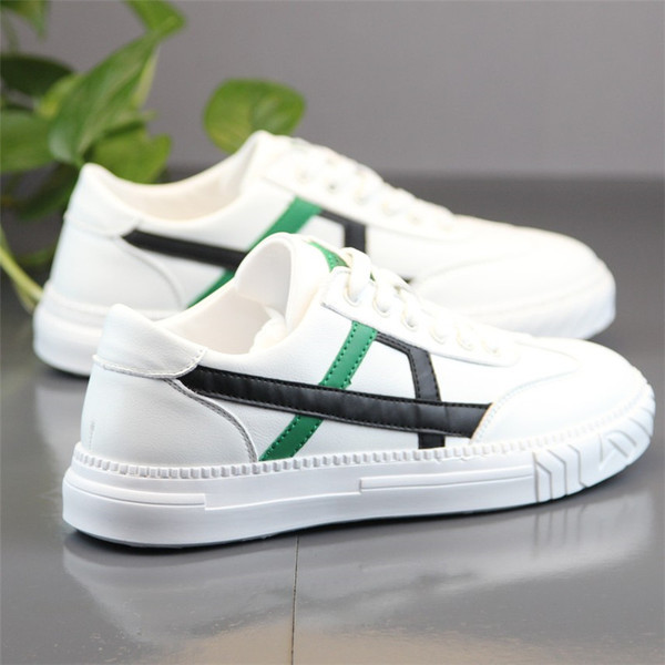 Öko-nahast valmistatud meeste vabaaja tossud lameda talla ja paeltega