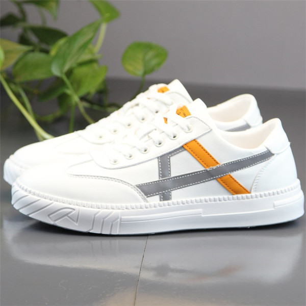 Öko-nahast valmistatud meeste vabaaja tossud lameda talla ja paeltega