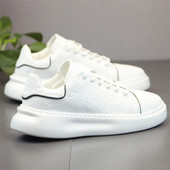 Moodsad paksu talla ja paeltega meeste tossud