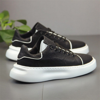 Moodsad paksu talla ja paeltega meeste tossud