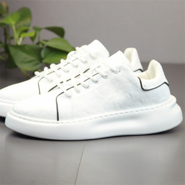 Moodsad paksu talla ja paeltega meeste tossud