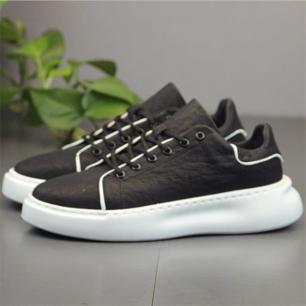 Moodsad paksu talla ja paeltega meeste tossud